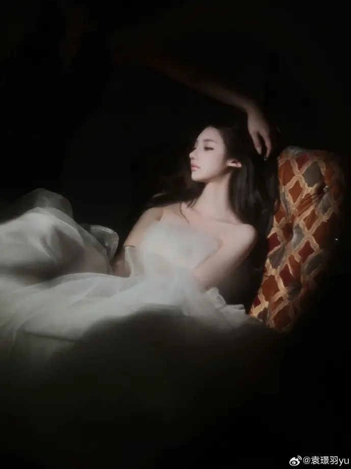 农民使用手机学习农业技术